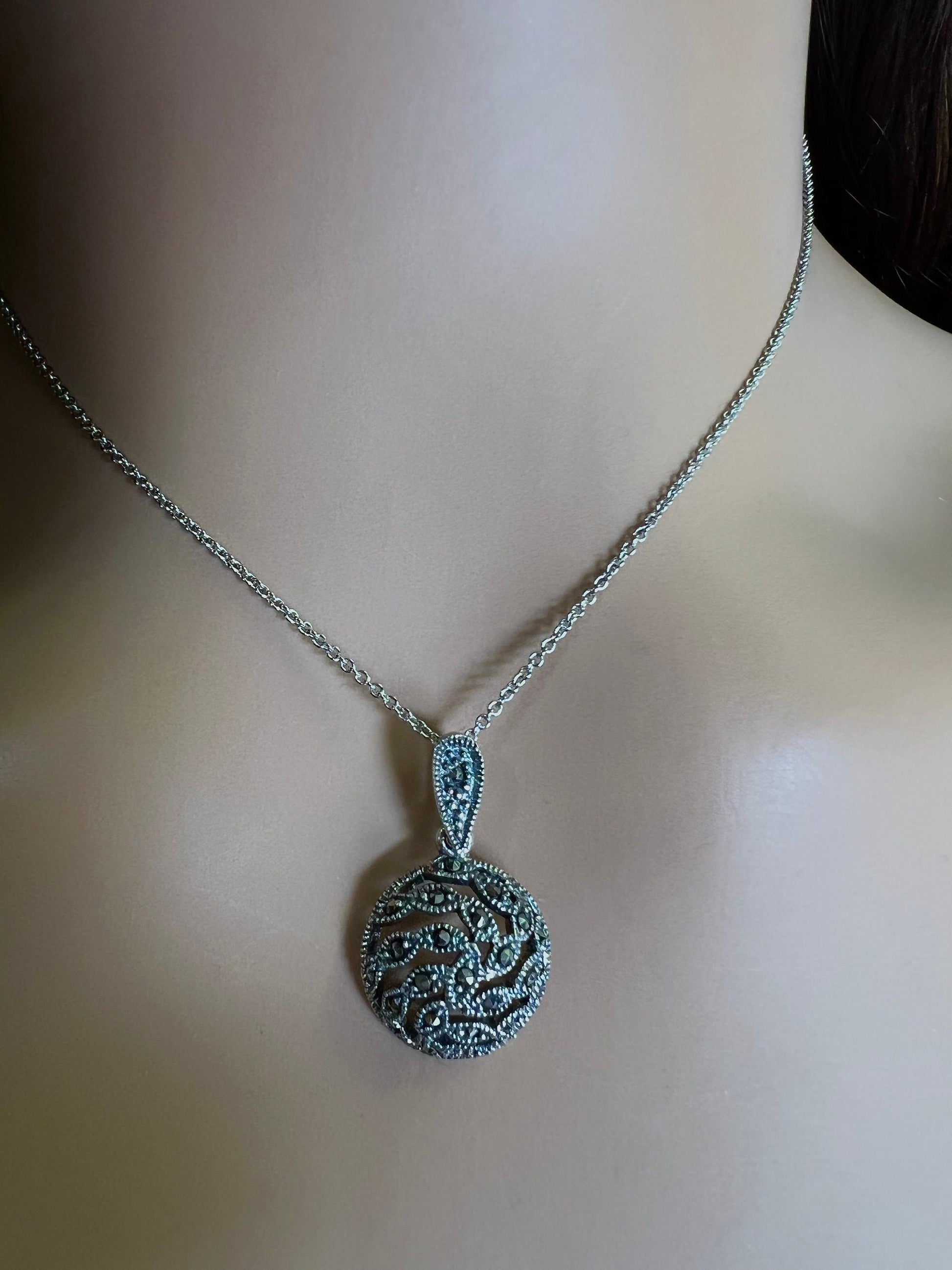 Marcasite 925 Sterling Silver 15mm circle Pendant Necklace with Rhodium Non Tarnish Sterling Silver Cable Chain Vintage antique 925 Stamped