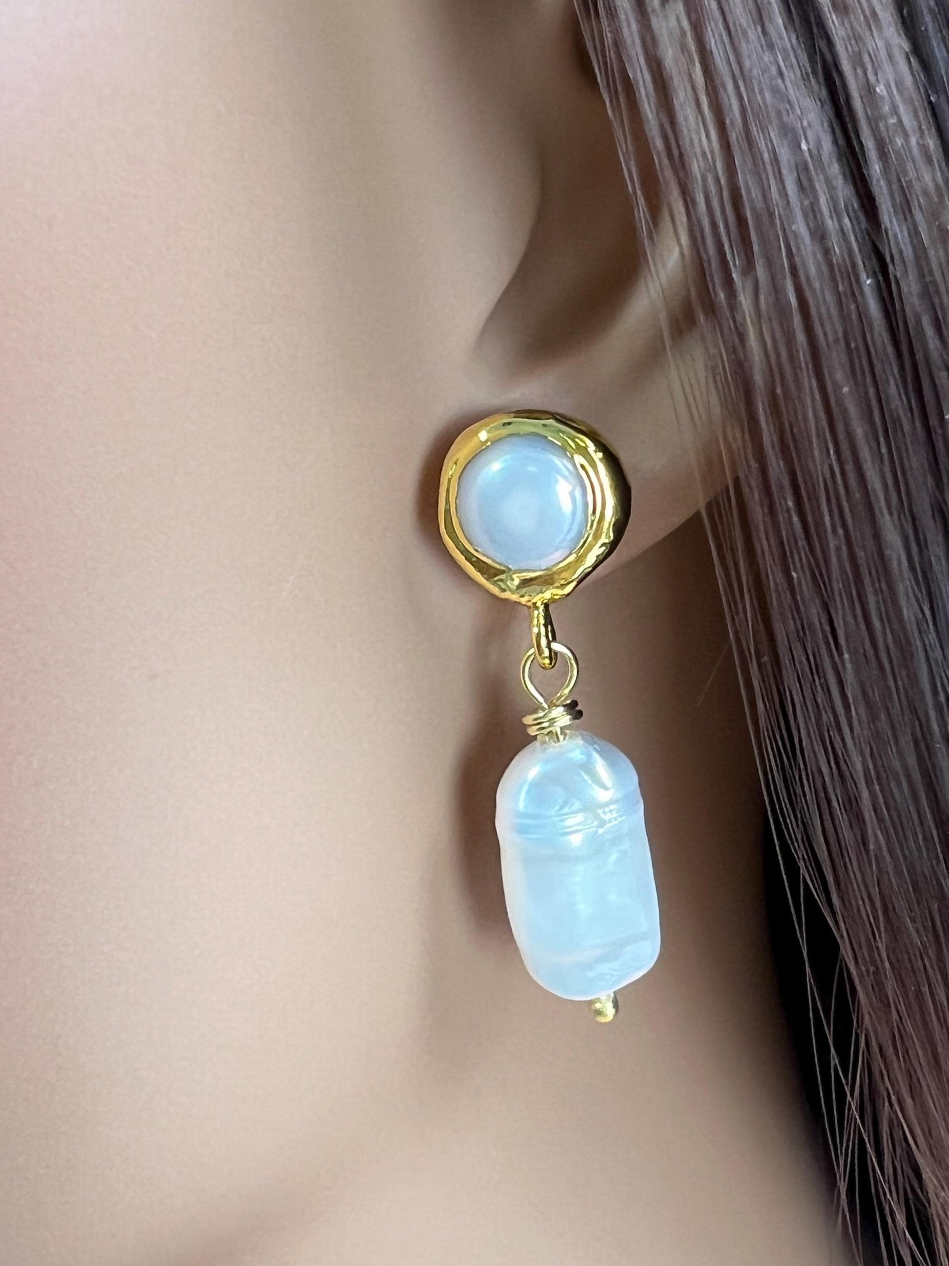 Natural Freshwater Biwa stick pearl dangling with freshwater Pearl Gold bezel stud earrings.